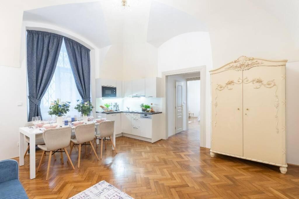 Rose Apartments / Romantic & Cozy / City Center Prag Dış mekan fotoğraf