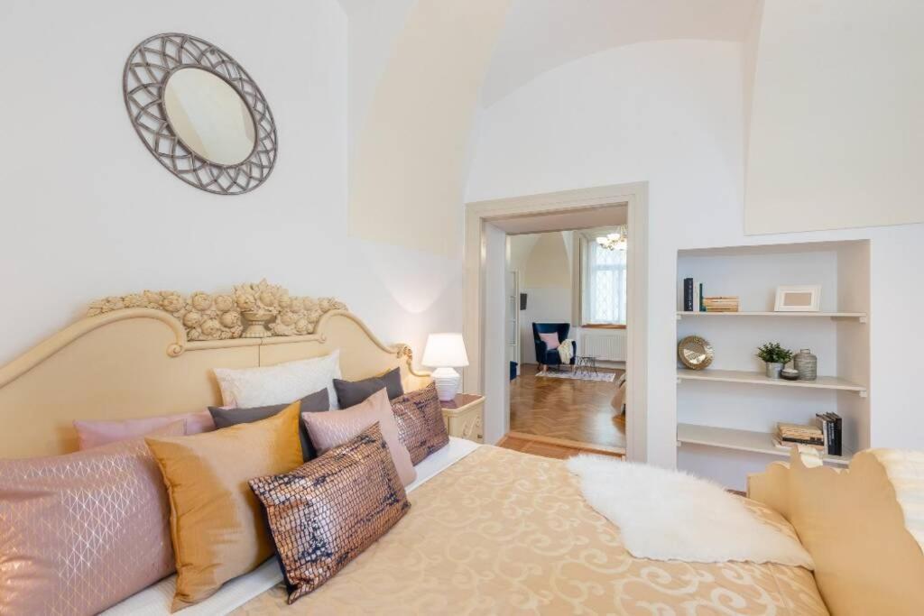 Rose Apartments / Romantic & Cozy / City Center Prag Dış mekan fotoğraf