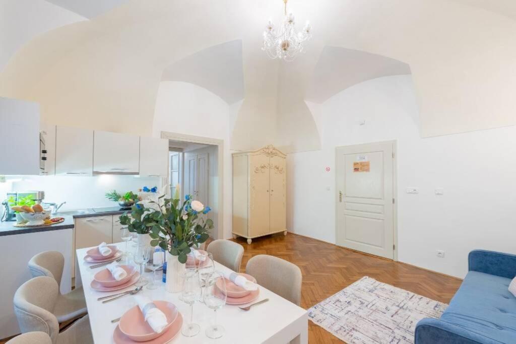 Rose Apartments / Romantic & Cozy / City Center Prag Dış mekan fotoğraf