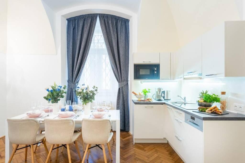 Rose Apartments / Romantic & Cozy / City Center Prag Dış mekan fotoğraf