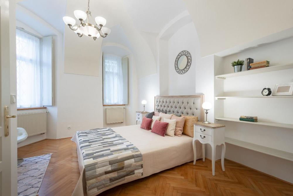 Rose Apartments / Romantic & Cozy / City Center Prag Dış mekan fotoğraf